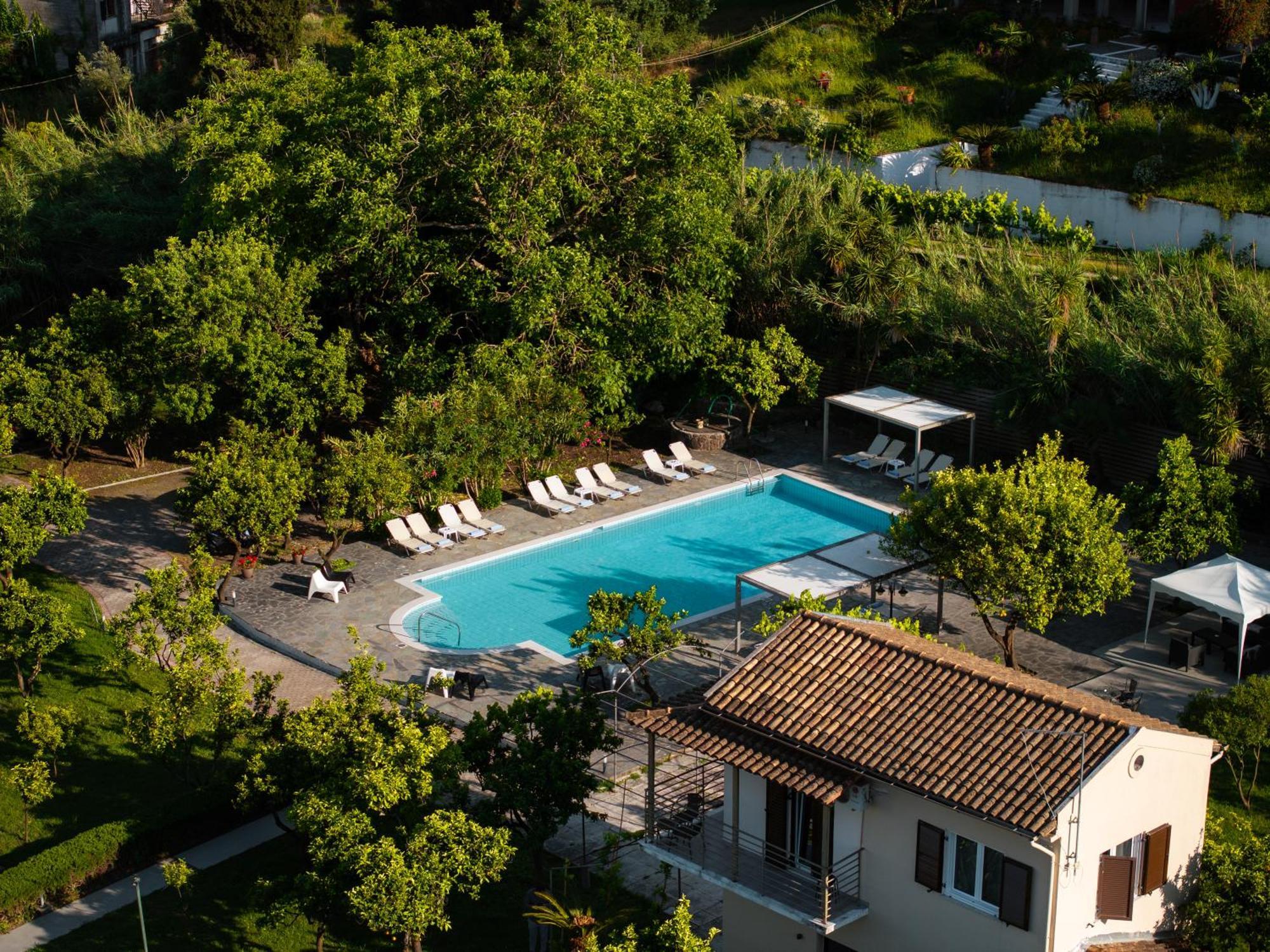 Orange Grove Suites Бенитсес Экстерьер фото